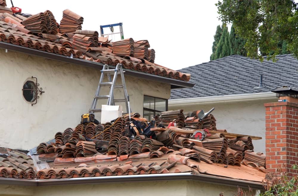 On average, roof tiles are heavy regardless of whether they are made from concrete or fired clay. Considering the weight issues, a skip bin provides an easy way of filling and disposing of these roof tiles.